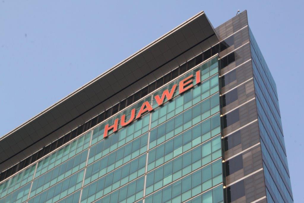 Google bans huawei from using android google play gmail other services 526083 2